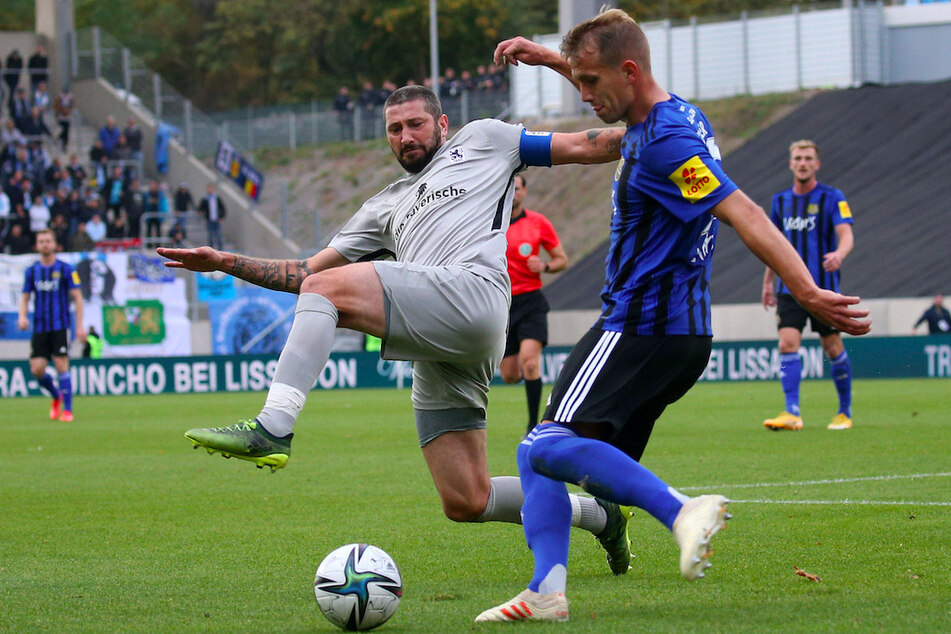Münchens Sascha Mölders (l.) mit Saarbrückens Lukas Boeder im Kampf um den Ball.
