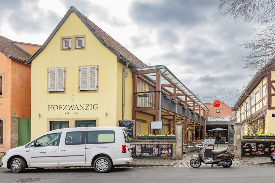 Unmittelbar am Laubegaster Elbufer: Das Lokal "Hofzwanzig" samt elf Pensionszimmern (ab 55 Euro/Nacht).