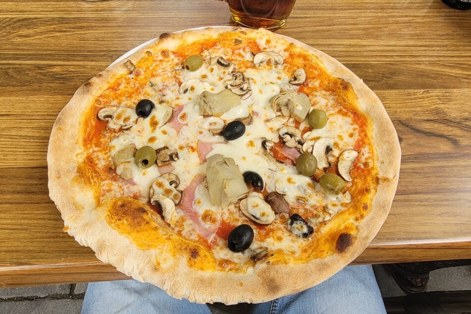 Knusprige und leckere italienische Pizzen kann man bei Ristorante Pizzeria Toscana genießen.