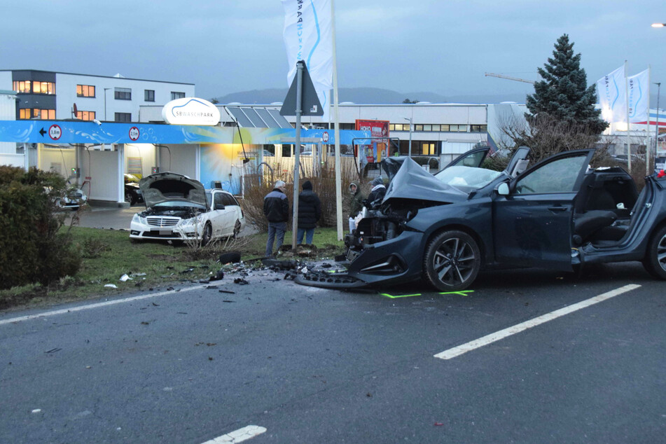 Mercedes und Hyundai crashen auf Landstraße bei Heidelberg: 35-Jähriger schwer verletzt