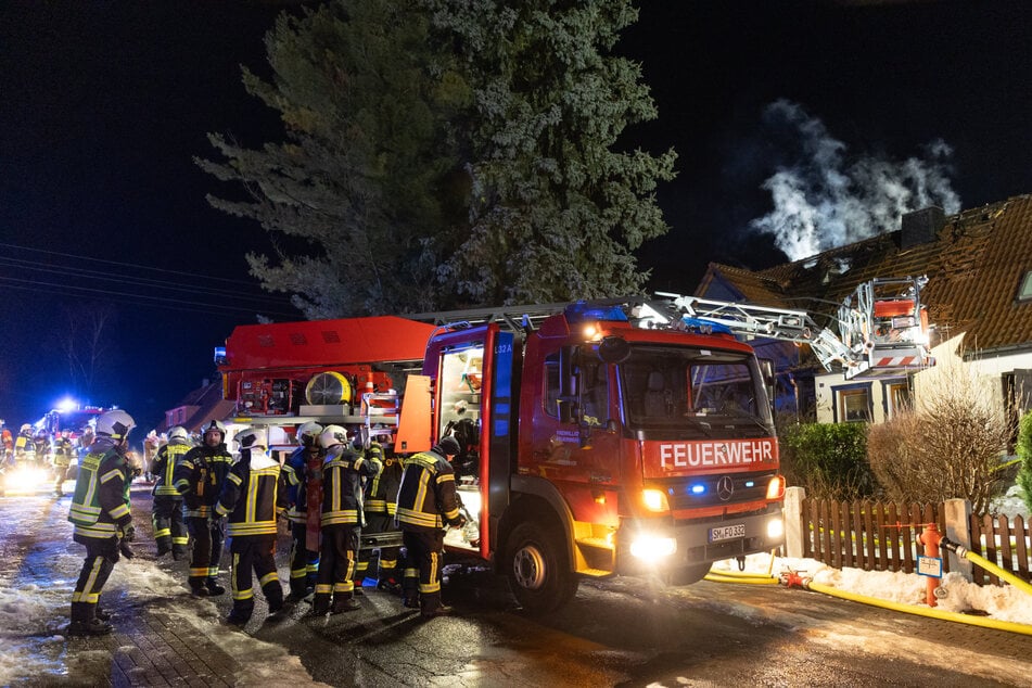 Eine Doppelhaushälfte wurde bei dem Brand schwer beschädigt und ist aktuell unbewohnbar.
