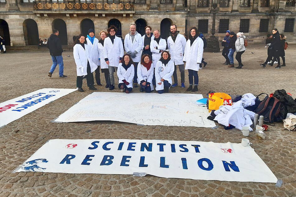 This group of Scientist Rebellion protesters have IPCC report excerpts ready to go.