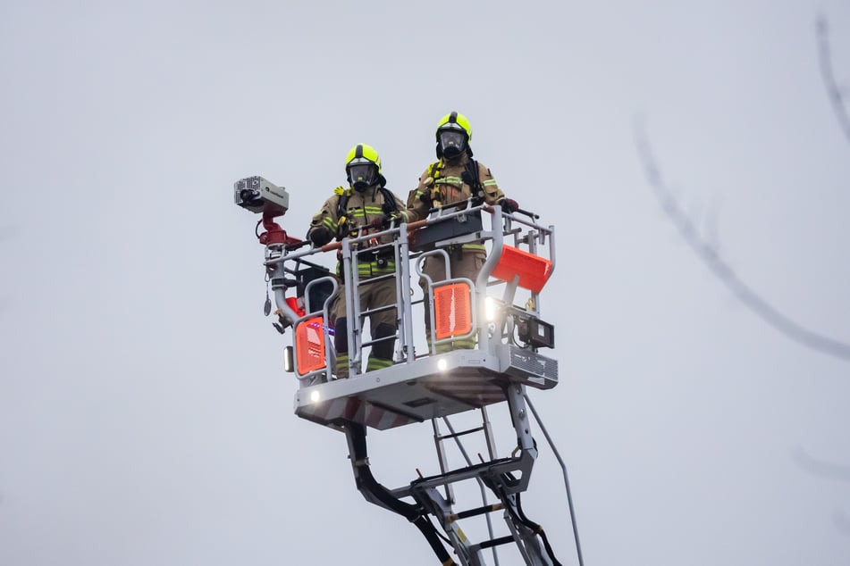 Ein Anwohner wurde mit der Drehleiter aus seiner Wohnung geholt und in ein Krankenhaus gebracht. (Symbolbild)