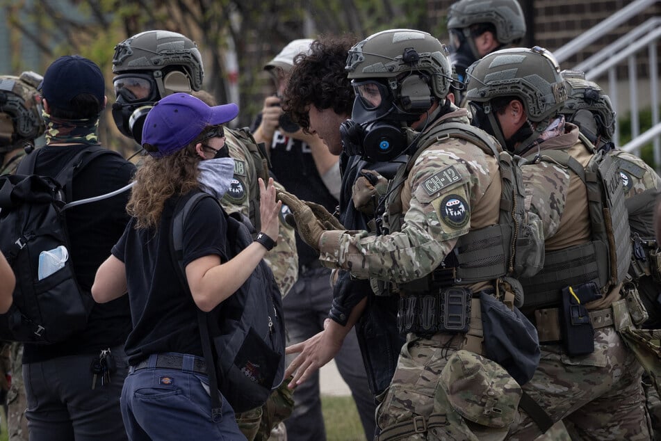 Federal agents attacked demonstrators in Chicago, including Democratic candidates, as they protested against US Immigration and Customs Enforcement.