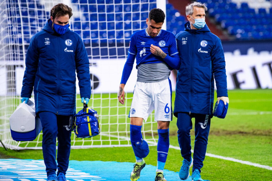 S04-Kapitän Omar Mascarell (M.) musste bereits in der 15. Minute verletzt ausgewechselt werden.