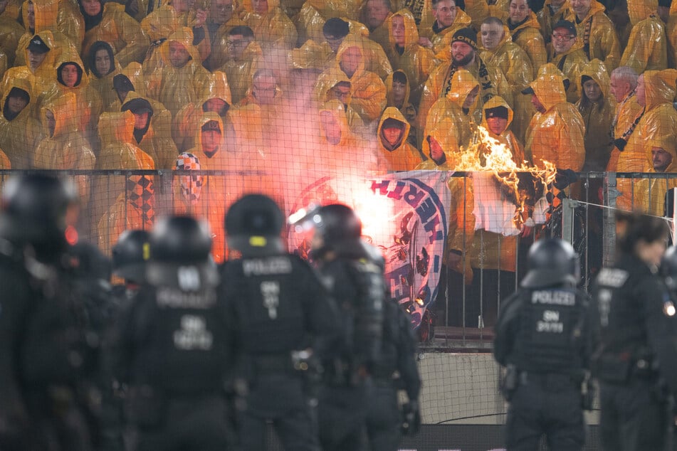 Dynamo-Fans verbrennen ihre Beute.