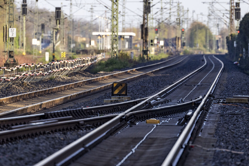 Am Morgen musste der Zugverkehr auf der Strecke zwischen Hannover und Bremen gestoppt werden. (Symbolbild)