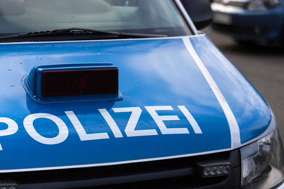 In Mönchengladbach hat eine Trickdiebin einem Rentner (83) eine mehrere 10.000 Euro teure Luxusuhr auf offener Straße gestohlen. Die Polizei sucht Zeugen. (Symbolbild)
