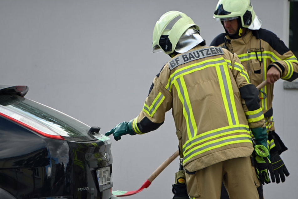 Was ist denn das? Die Berufsfeuerwehr Bautzen überprüfte die Flüssigkeit auf dem Fahrzeug.