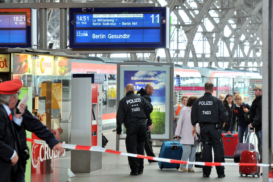Beamte der Polizei im Einsatz am Leipziger Hauptbahnhof. Laut Zahlen der Bundespolizei hat die Gewalt an Deutschlands Bahnhöfen nach der Corona-Pandemie deutlich zugenommen.