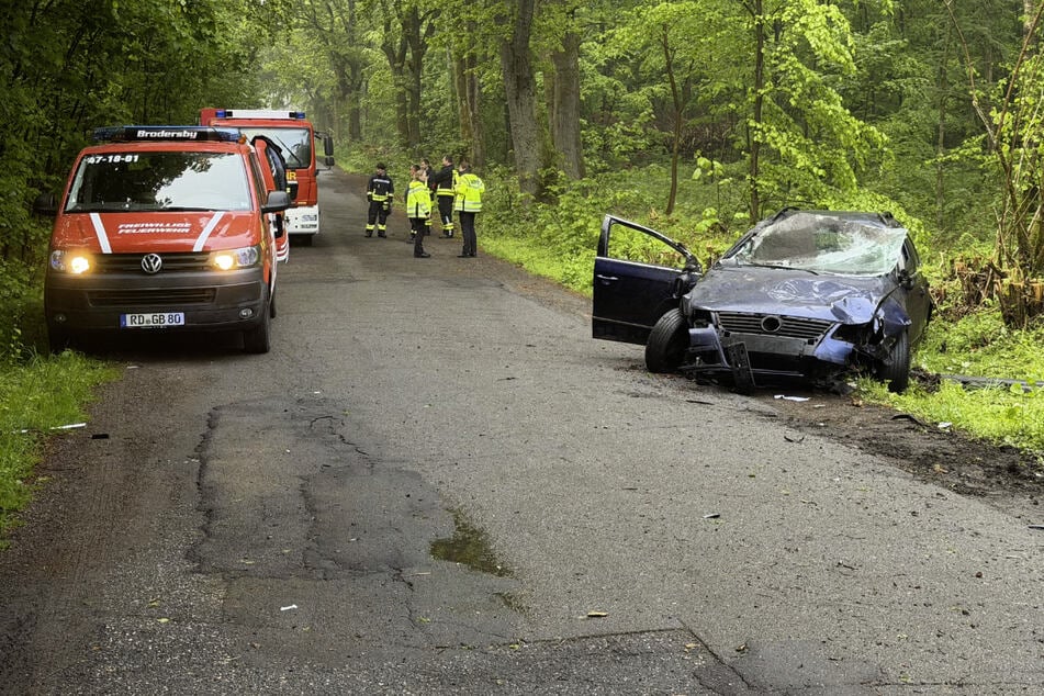 Auto kommt von der Straße ab und überschlägt sich: Fahrer spurlos verschwunden