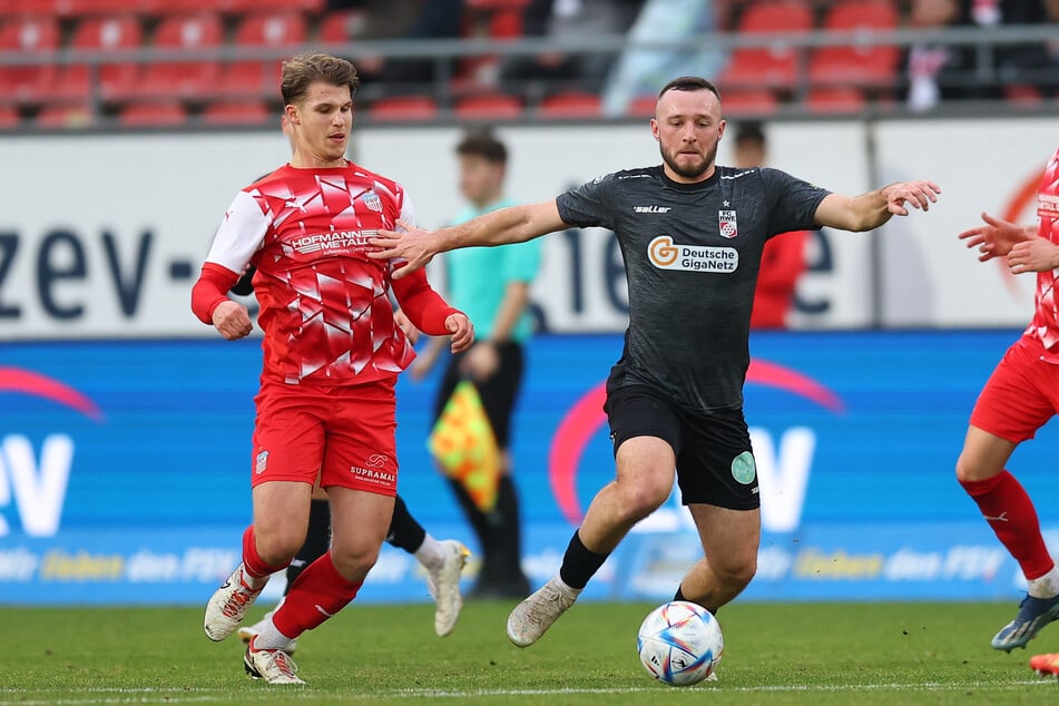 Artur Mergel (26, l.) führte Rot-Weiß Erfurt von der Oberliga in die Regionalliga und RWE über insgesamt drei Jahre an. Ab Sommer will er in Chemnitz vorangehen.