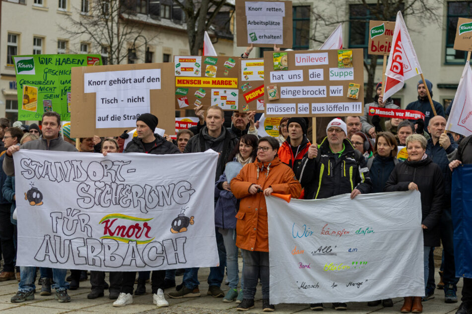 Mit Bannern wie "Unilever hat uns die Suppe eingebrockt, wir müssen sie auslöffeln" protestierte die Belegschaft gegen die geplanten Entlassungen.