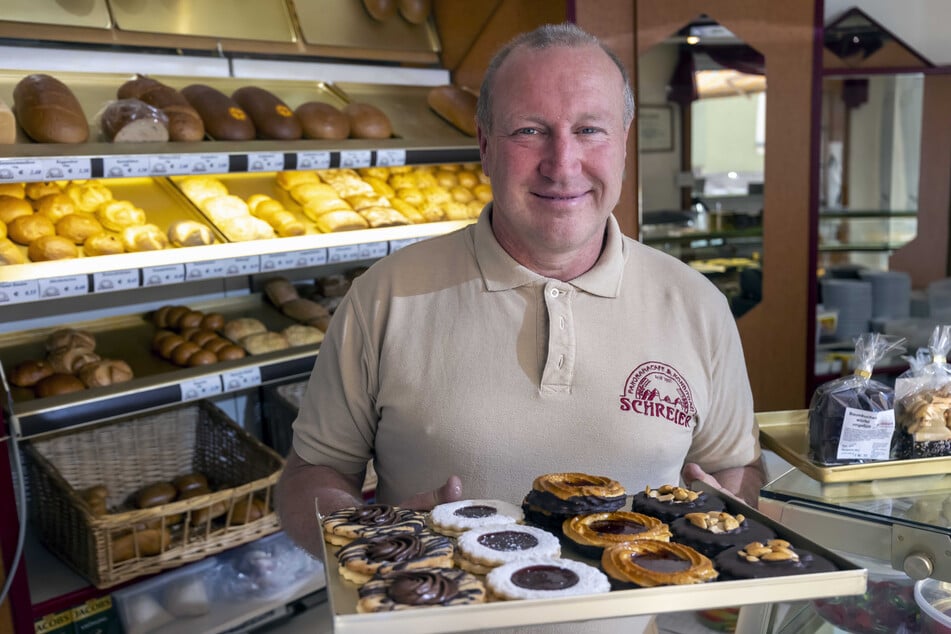 Große Auswahl an Kuchen und Eis: Konditormeister Uwe Schreier (52) will in seinem Panoramacafé endlich wieder Gäste bedienen.