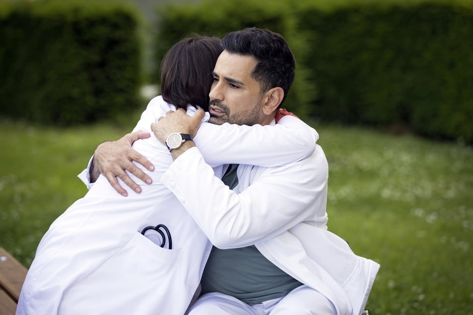 Dr. Maria Weber (gespielt von Annett Renneberg, 47) hat sich endlich jemandem anvertraut.