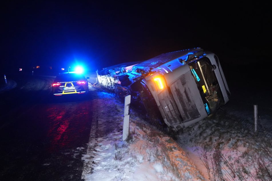 Der Fahrer verlor auf schneeglatter Fahrbahn offenbar die Kontrolle über den Lastwagen.