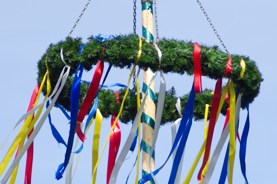 Der dreijährige Maibaum brach in der Mitte auseinander und traf einen 16-jährigen Feuerwehrmann. (Symbolbild)