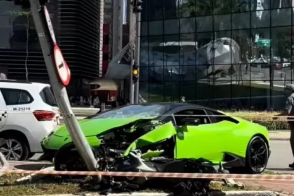 Der grüne Lamborghini Huracán hat den Zwischenfall schlecht überstanden.