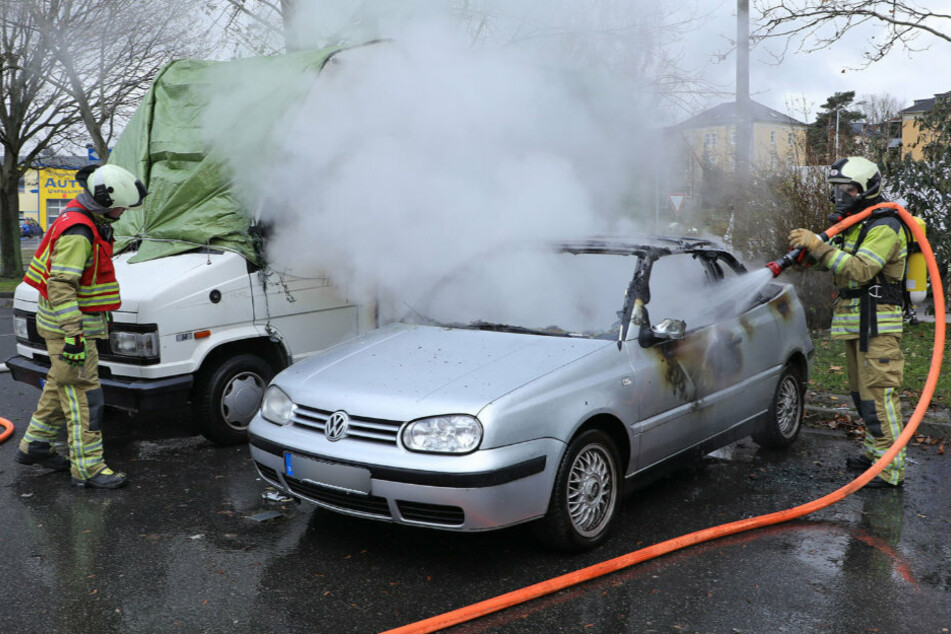 Am Freitagmittag brannte ein VW auf einem Parkplatz am Amalie-Dietrich-Platz.
