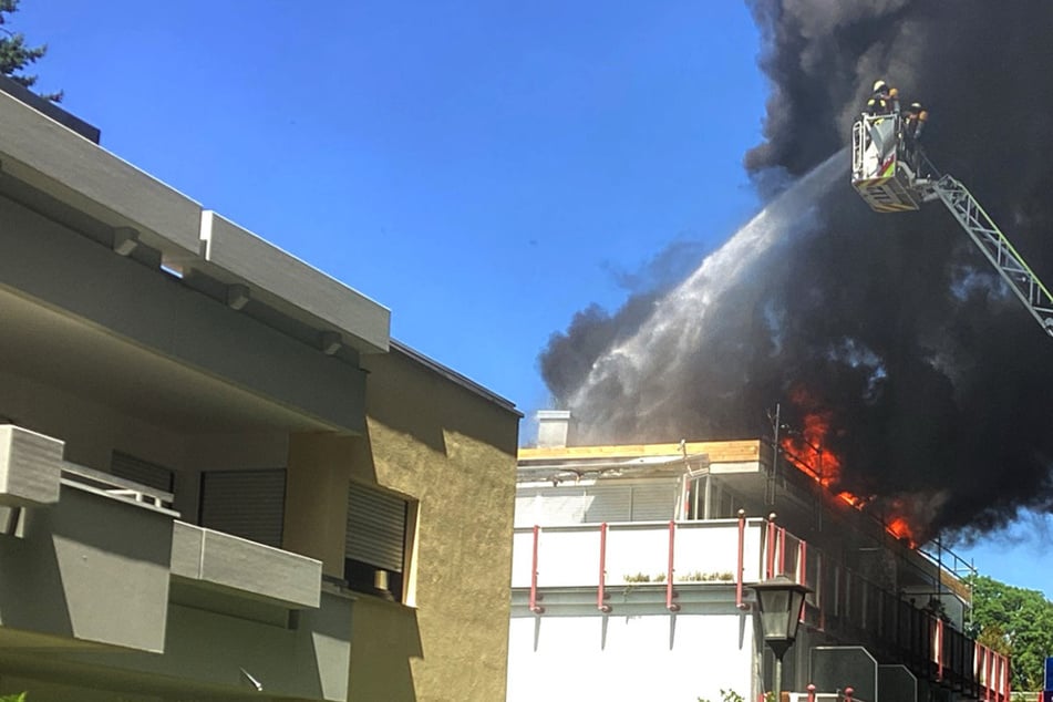 München: Baustoffe entzünden sich auf Dach: Feuerwehr rettet Vermissten bei Löscheinsatz