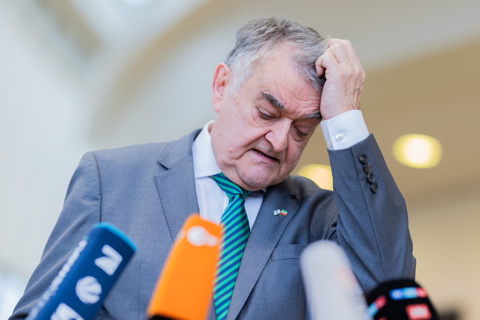 NRW-Innenminister Herbert Reul (71, CDU) verurteilte die Böllerwürfe und Krawalle am Halloween-Abend.