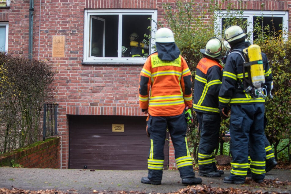 Die Einsatzkräfte der Feuerwehr vor Ort im Peterkampweg.