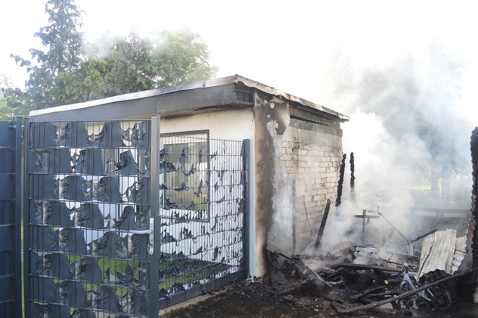 Ein Schuppenbrand in Oschersleben beschädigte umliegende Grundstücke. Der Schaden wird auf circa 30.000 Euro geschätzt.