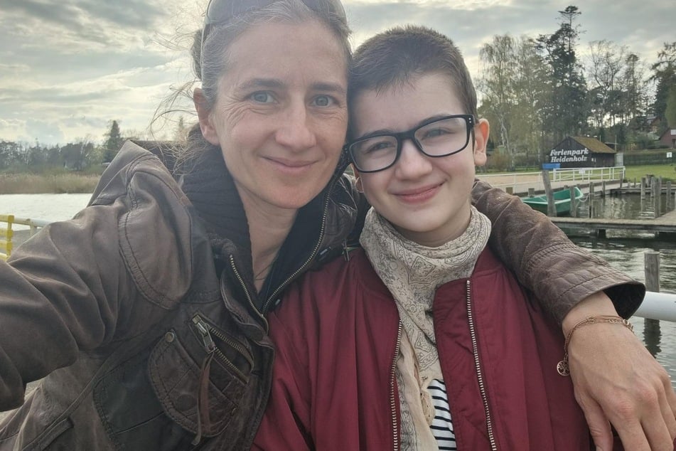 Mutter Elena Lierck (45, l.) kümmert sich aufopferungsvoll um ihre an ME/CFS erkrankte Tochter Kalea (16) und war nebenbei als Sachverständige sowohl im Bundestag als auch in der Corona-Enquete-Kommission des Landtags Sachsen geladen.