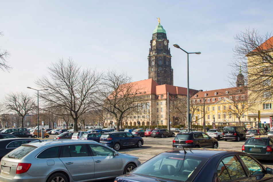 Ein Fehler in der Gebührenordnung verzögert die Erhöhung der Parkgebühren in Dresden.
