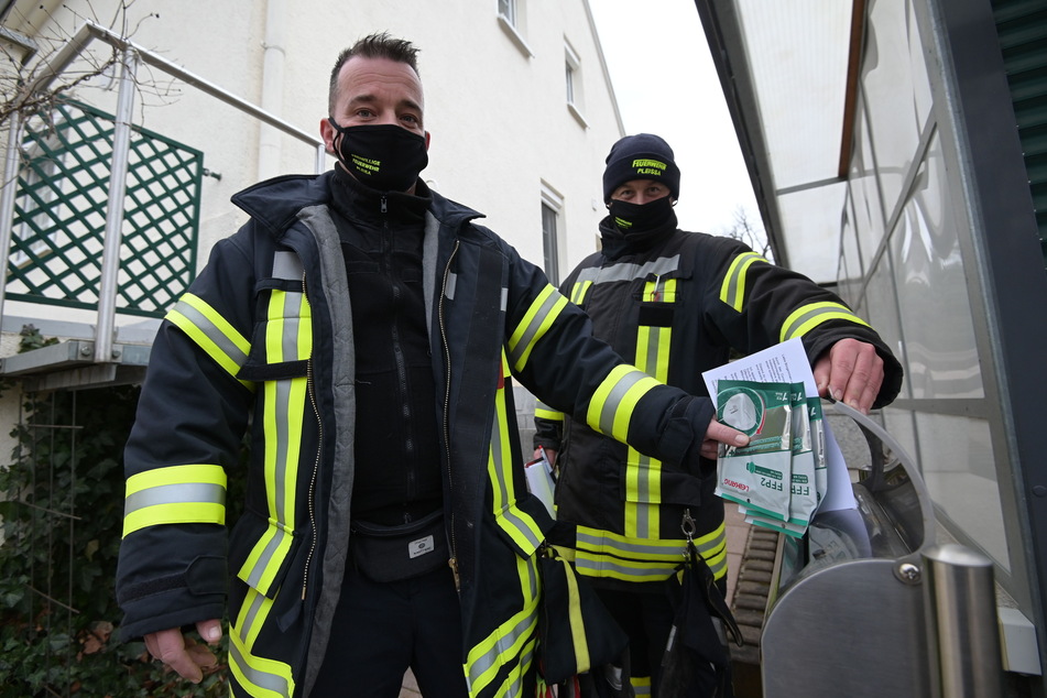 Sören Rätzer (41, l.) und Mercel Philipp (41) von der Freiwilligen Feuerwehr Pleißa warfen den Senioren die FFP-2-Masken in die Briefkästen.
