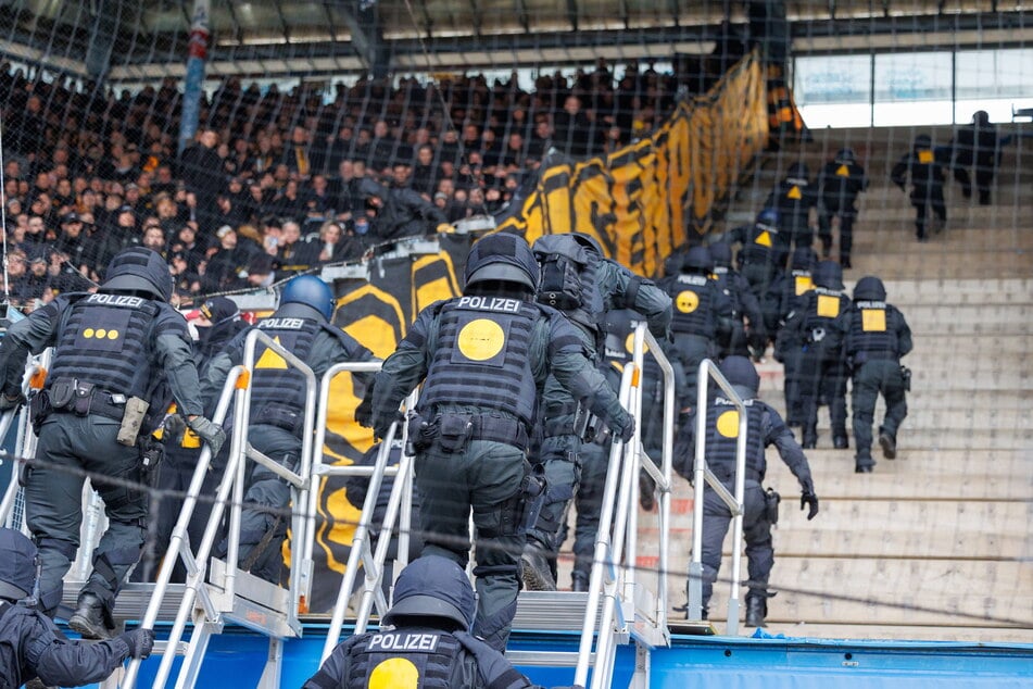 Statt die Angreifer zu stellen, kümmerte sich die Polizei um eine eingetretene Scheibe im Gästeblock.