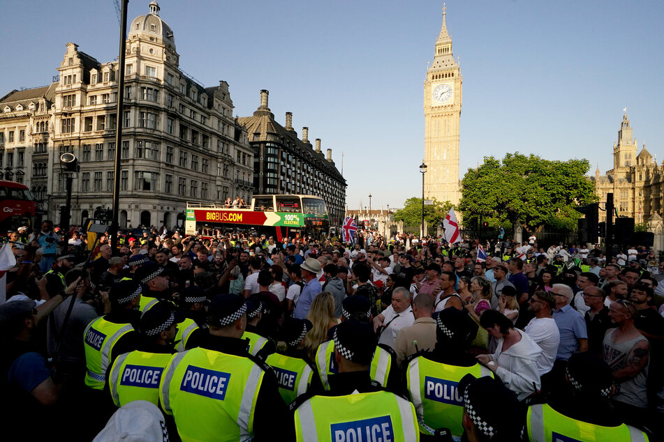 Polizisten stoßen mit Demonstranten während der "Enough is Enough"-Demonstration auf dem Parliament Square zusammen