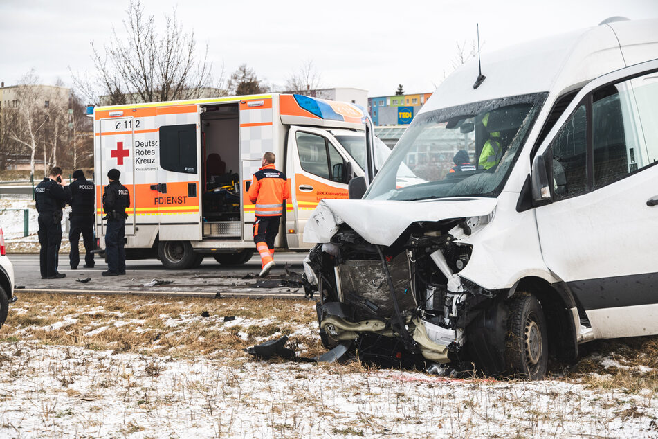 Fiat und Mercedes-Sprinter krachen zusammen: 69-Jährige stirbt am Unfallort