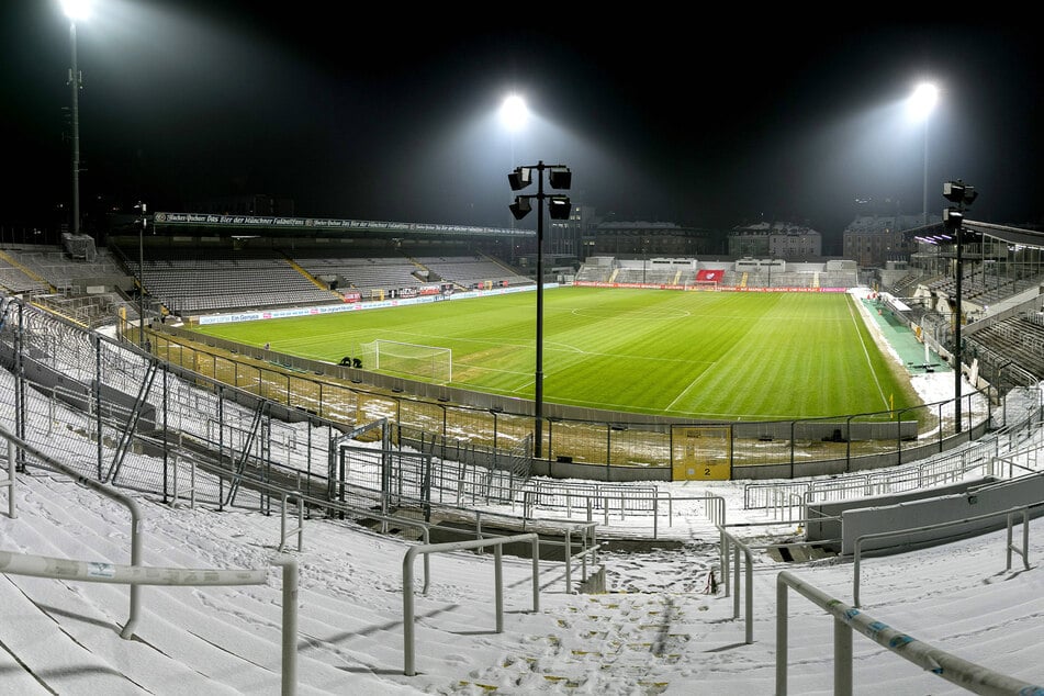 Das Grünwalder Stadion im Flutlicht. Für Dresden war das in der Aufstiegssaison vor zwei Jahren kein gutes Pflaster. Wird der Fluch am morgigen Montag beendet?