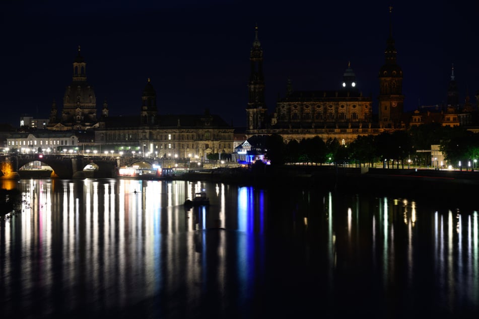 Gewöhnungssache: Dresdens berühmte Altstadtsilhouette versinkt allabendlich im Dunkeln.