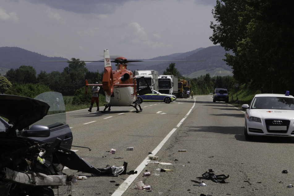 Ein Schwerverletzter musste nach dem Unfall mit dem Rettungshubschrauber in eine Klinik geflogen werden.