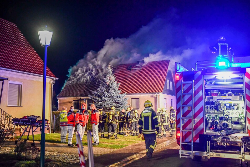 Als die Feuerwehr eintraf, stand das Haus bereits in Flammen.