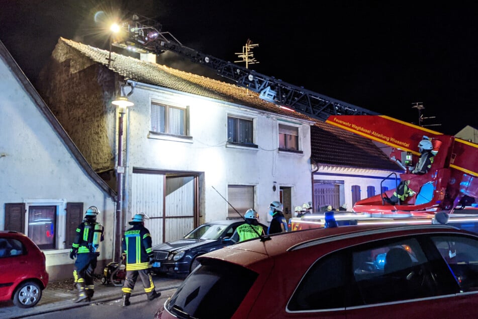 Eine Frau musste nach der Rettung durch die Feuerwehr reanimiert werden.