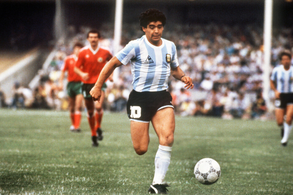 Einer der größten Ballkünstler aller Zeiten: Diego Armando Maradona verzauberte mit seinen fußballerischen Fähigkeiten nicht nur Argentinien, sondern die ganze Welt.