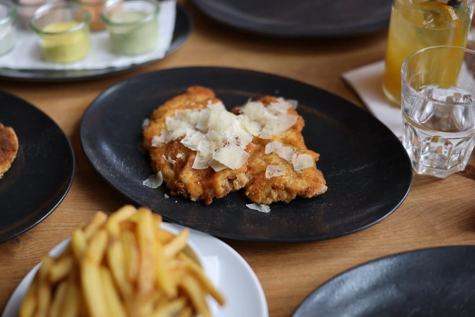 Auf der Speisekarte dreht sich natürlich alles um Schnitzel, entweder klassisch aus Fleisch oder in vegetarisch oder vegan.