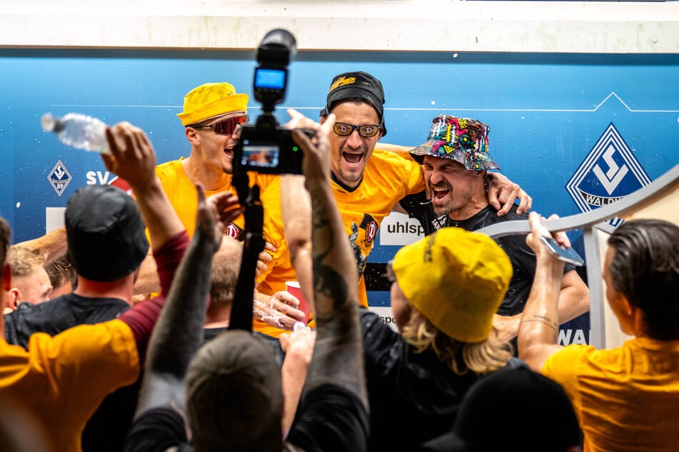 Jubel nach dem Aufstieg in Mannheim. Das Team "überfiel"die Pressekonferenz und feierte mit Trainer Thomas Stamm (42, r.).
