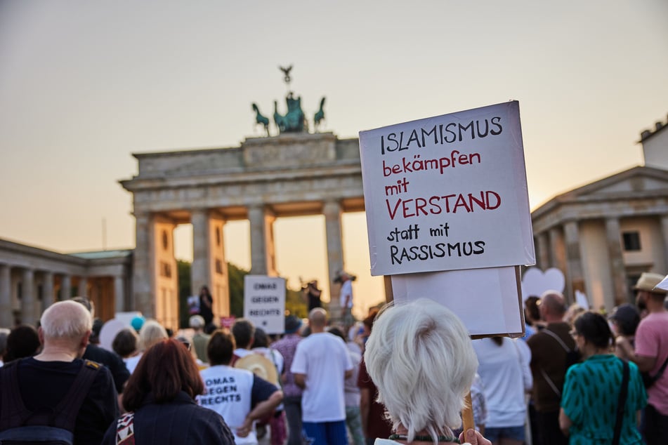 Vor dem Brandenburger Tor versammelten sich Menschen zum Motto "Islamismus bekämpfen, Asylrecht verteidigen".