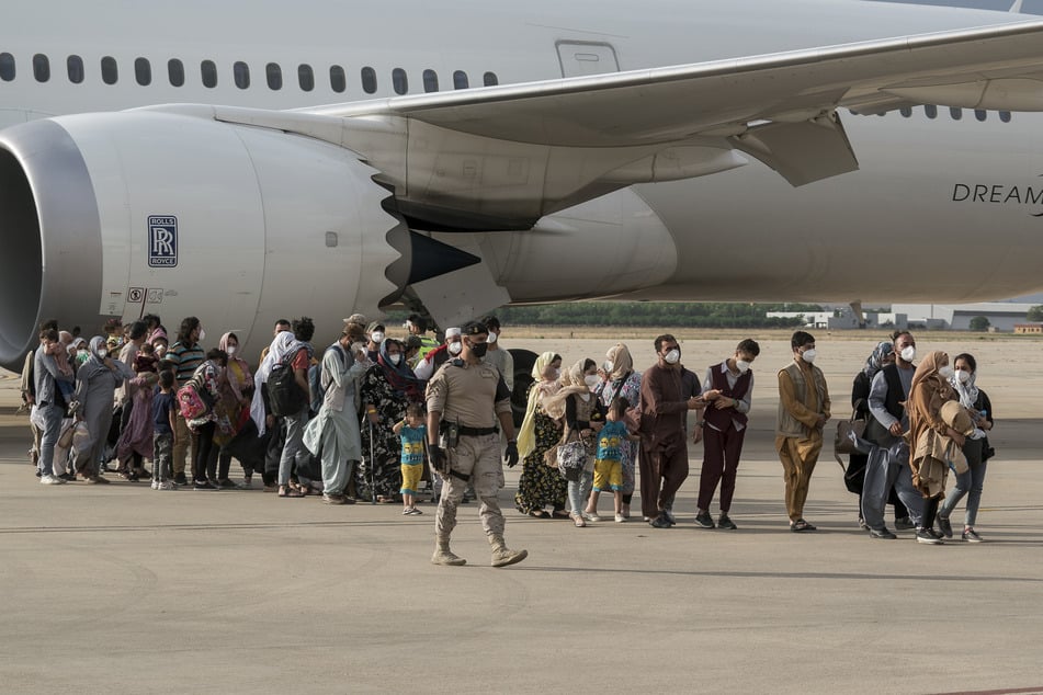Zurückgekehrte Straftäter aus Afghanistan: NRW-Flüchtlingsminister droht mit Konsequenzen!