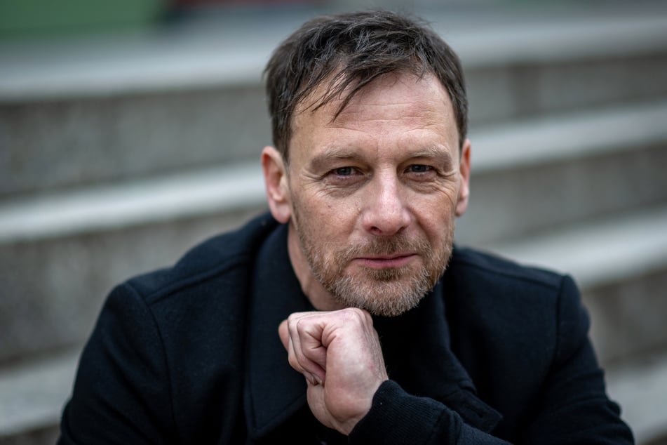 Inzwischen haben der Schauspieler und RTL offenbar wieder zueinandergefunden. Vollmer soll auch in der Neuauflage das sein, was er einst war: ein verlässlicher Anker, sowohl für seine Schüler als auch das Publikum vor dem Fernseher.