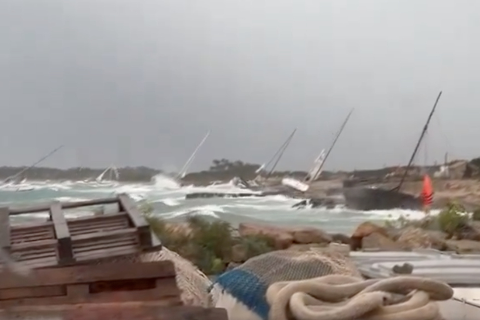 Kein leichter Anblick für Bootsbesitzer: Ein starker Sturm versetzte die Balearischen Inseln in einen Ausnahmezustand.