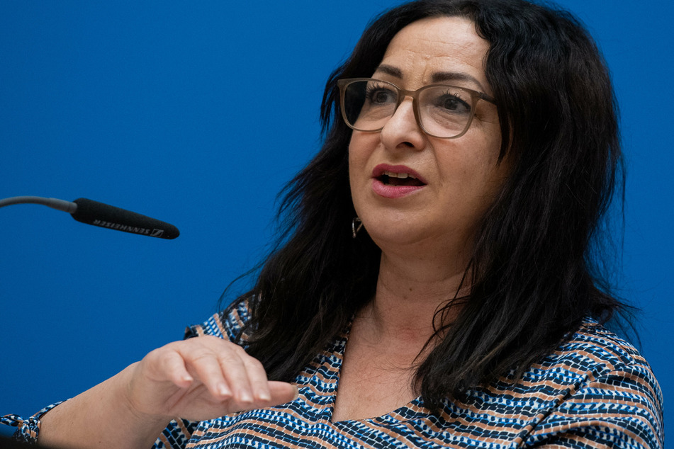Gesundheitssenatorin Dilek Kalayci (54, SPD) sieht es kritisch, dass die Berliner Gesundheitsämter künftig nur noch Kinder und Jugendliche mit einem positiven PCR-Test in eine 14-tägige Quarantäne schicken wollen.