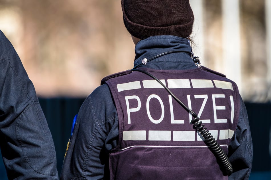 Einsatzkräfte der Polizei setzten Samstagnacht einer rechten Geburtstagsfeier in Sachsen ein Ende. (Symbolfoto)