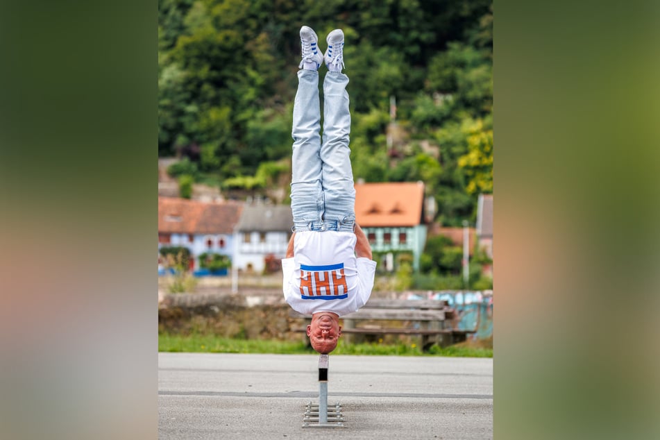 Er kann's noch: Heiko "Hahny" Hahnewald (59) zeigt einen Head-Freeze auf seinem alten Übungsareal.