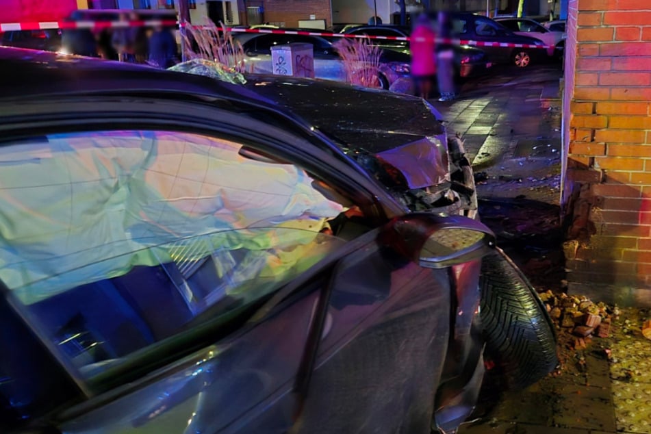 Vier junge Menschen nach schwerem Unfall verletzt: Hauswand massiv beschädigt