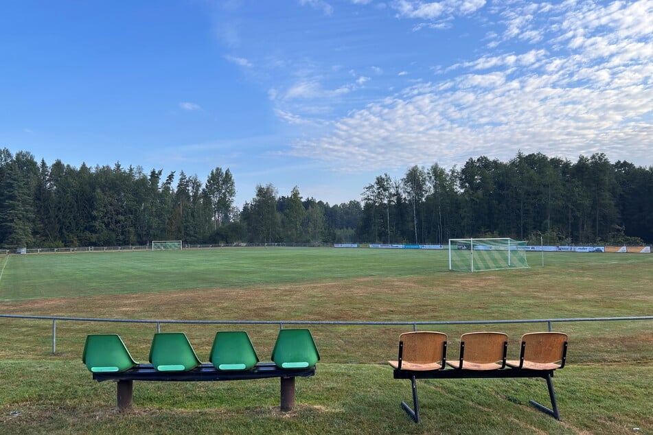 Der Helmut-Todt-Sportplatz in Irfersgrün liegt idyllisch am Waldrand das 500-Einwohner-Dorfes. Zum Pokalspiel gegen Chemnitz werden knapp 2000 Zuschauer erwartet.